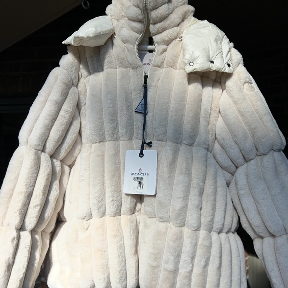 Montcler white fare faux fur detachable hood down jacket size 3NWT - Picture 1 of 16